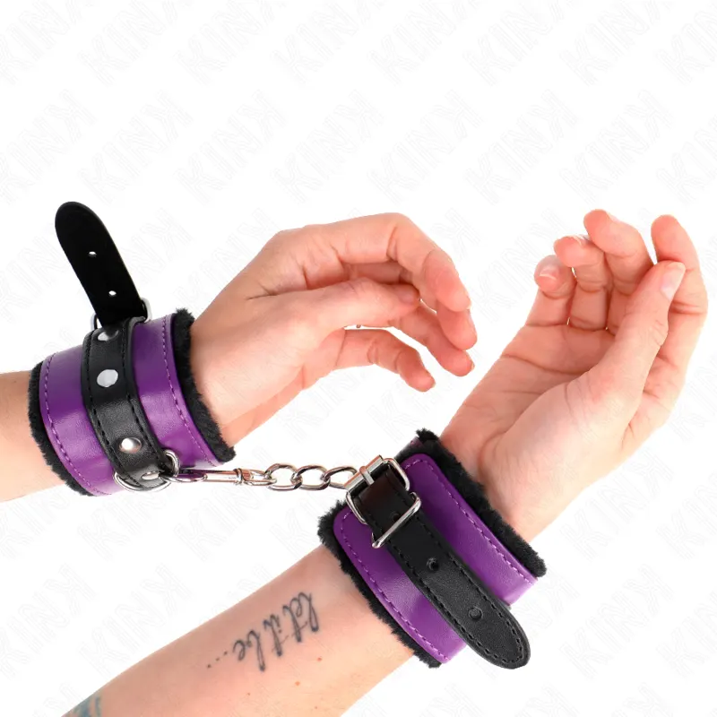 Kink - Premium Fur Lined Wrist Restraints negro With morado / negro Belt Adjustable 17-29 Cm X 6 Cm